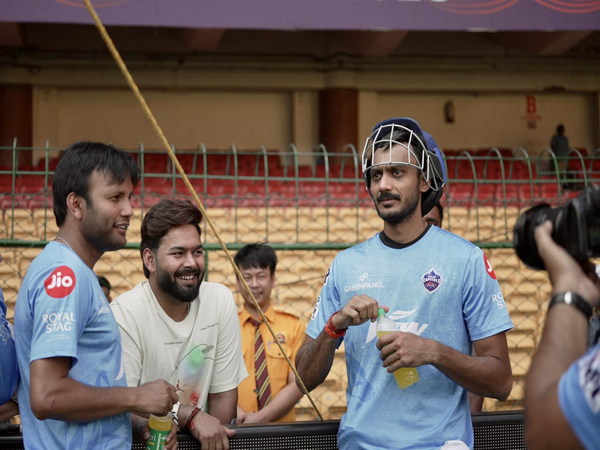 Rishabh Pant intracting with DC players (Photo: IPL/ Twitter)
