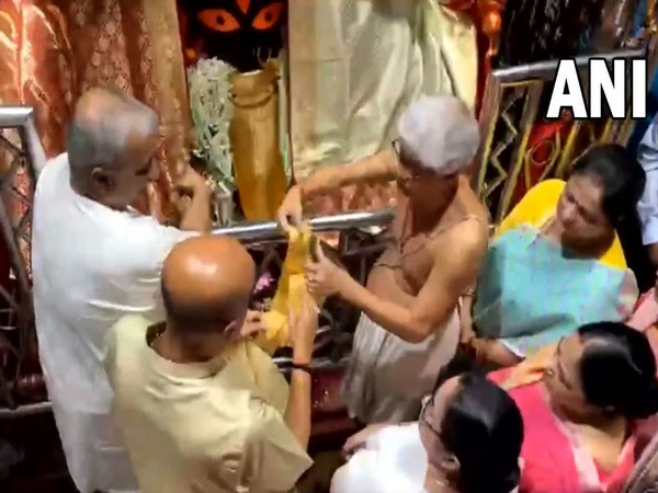 West Bengal CM Mamata Banerjee offering prayers at Kalighat temple (Photo/ANI)