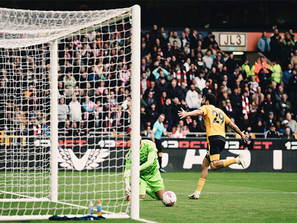 Diego Costa celebrates after scoring opening goal (Photo: Twitter/Wolves)