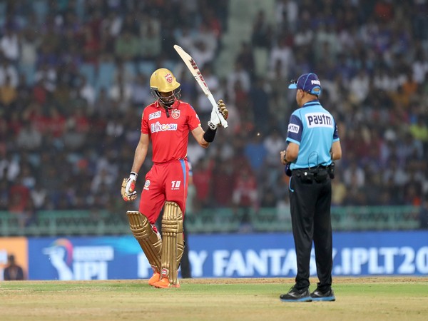 Sikandar Raza raising his bat after fifty. (Photo- IPL)