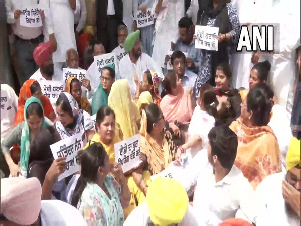 AAP workers protest in Amritsar (Photo/ANI)