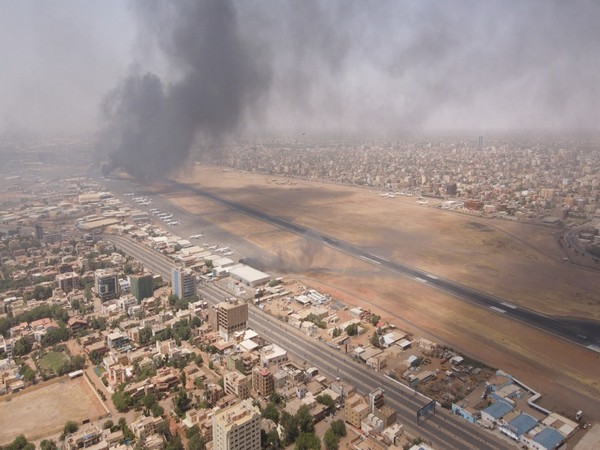 Smoke rises over the city as army and paramilitaries clash in power struggle, in Khartoum, April 16, 2023. (Photo/Reuters)