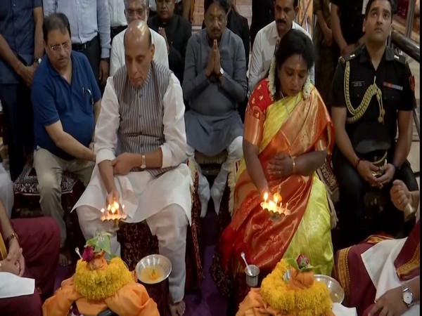 Union Defence Minister Rajnath Singh offering prayers at temple (Photo/ANI)