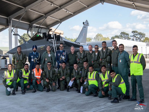 Indian Air Force contingent in France (Image Credit: Twitter/@E_Lenain)
