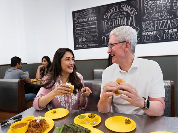 Actor Madhuri Dixit with Apple CEO Tim Cook (Image source: Twitter)
