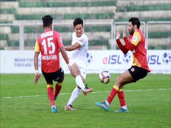  East Bengal FC and Aizawl FC players in action (Photo: 