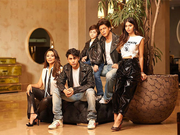 Gauri, Aryan, Abram, Shah Rukh and Suhana (Khan). Image Source: Instagram