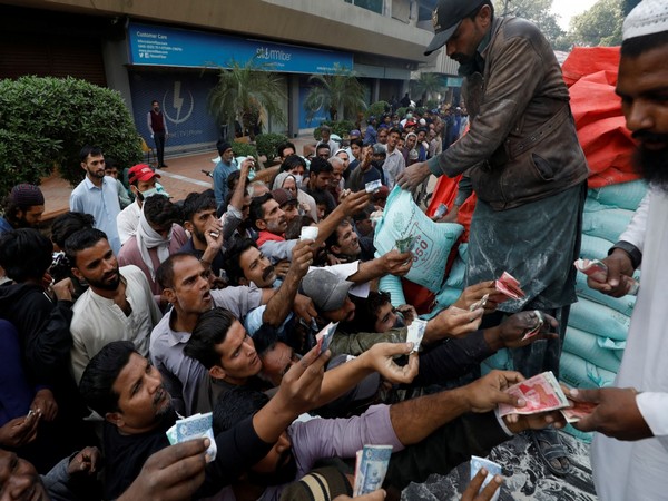 Men reach out to buy subsidised flour sacks from a truck in Karachi, Pakistan January 10, 2023. (Photo/Reuters)