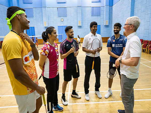 Tim Cook meet badminton stars (Photo: Twitter/Tim Cook)