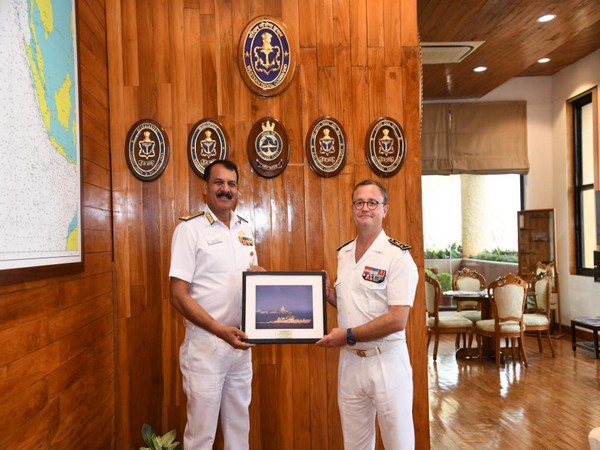 Vice Admiral Emmanuel Slaars of French Forces and Vice Admiral Dinesh K Tripathi. (Photo: Twitter//@IN_WNC)