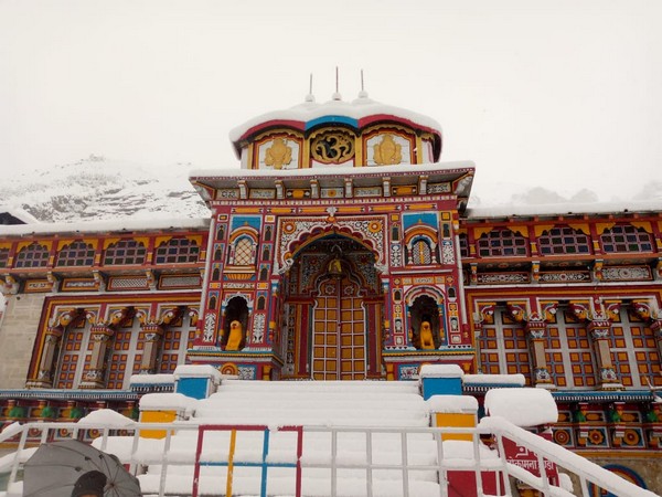Heavy snowfall in Uttarakhand's Badrinath. (Photo/ANI)