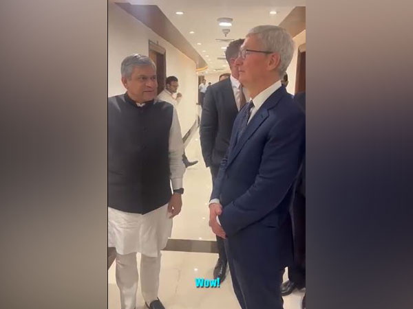Apple CEO Tim Cook with Railway Minister Ashwini Vaishnaw in New Delhi (Photo/Twitter)