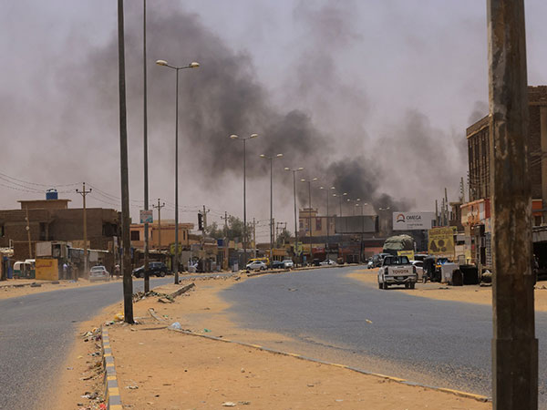 Smoke rises in Omdurman, near Halfaya Bridge, during clashes between the Paramilitary Rapid Support Forces and the army as seen from Khartoum North, Sudan April 15, 2023. (Photo/Reuters)