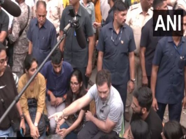 Rahul Gandhi interacts with civil services aspirants in Delhi's Mukherjee Nagar (Photo/ANI)