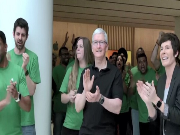 Apple CEO TIm Cook and Senior Vice-President for Retail Deirdre O'Brien (right)(Photo/ANI)