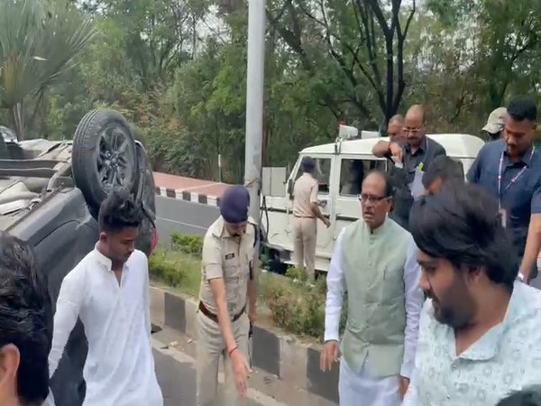 MP CM Chouhan comes out of pilot vehicle and going to meet injured youth