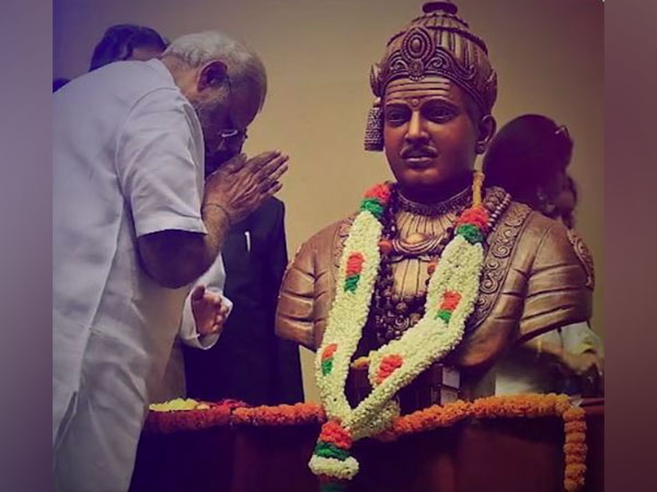 PM Modi pays homage to Basaveshwara (Photo: Twitter/@narendramodi))