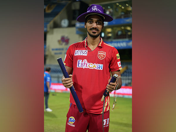 Arshdeep Singh wearing his 'Purple Cap' and posing with broken stump. (Photo- PBKS Twitter)