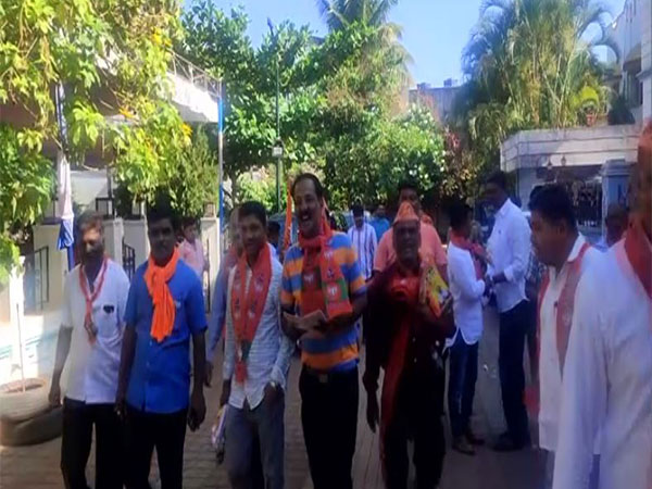 BJP workers hold campaign near Congress leader Jagadish Shettar's residence (Photo/ANI)