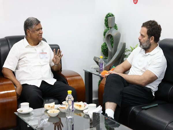 Former Karnataka Chief Minister Jagadish Shettar meets Congress leader Rahul Gandhi.(Photo/ANI)