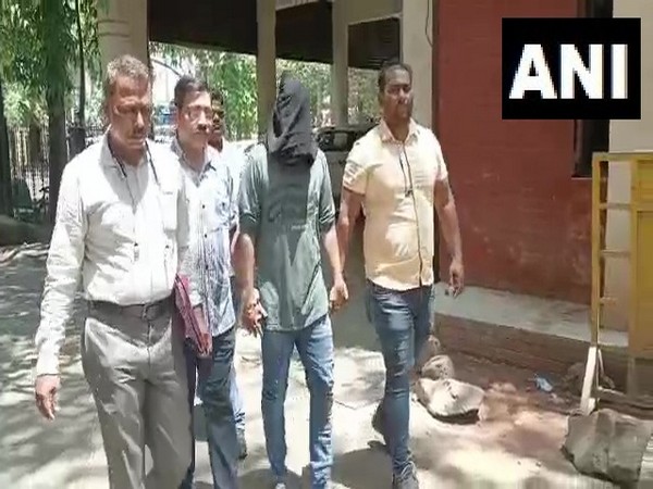 Mumbai Police's Anti Narcotics Cell's Kandivali arrested a drug peddler (Photo/ANI)