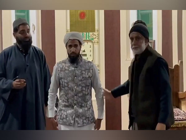 Maulana Bilal Ahmad Nadvi (centre) (Photo/ANI)