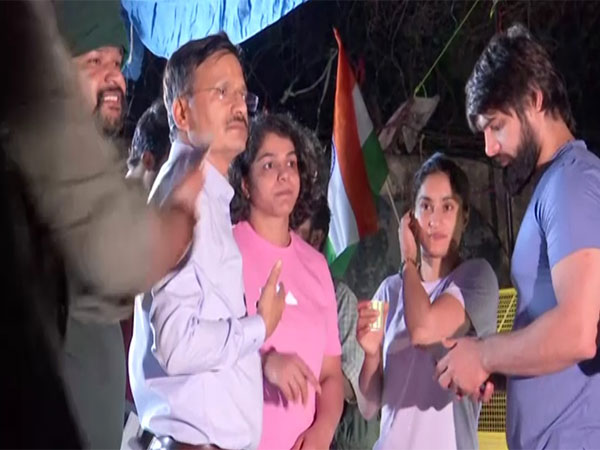 SAI official with protesting wrestlers (Photo: ANI)