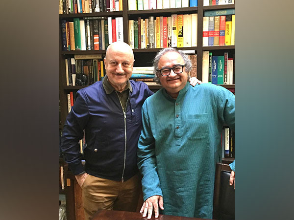 Anupam Kher with late Tarek Fatah (Image source: Instagram)