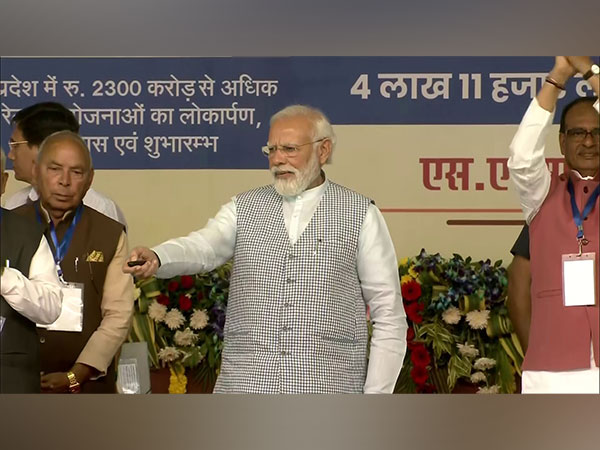 PM Modi laid foundation stone of renovation of Gwalior railway station