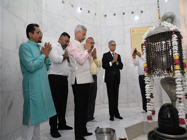 EAM Jaishankar visits Hindu Temple (Image Credit: Twitter/@DrSJaishankar)