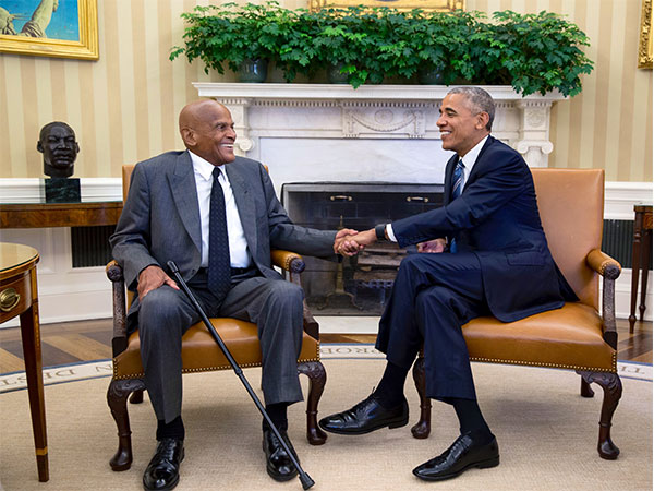 Barack Obama with Harry Belafonte (Image source: twitter)