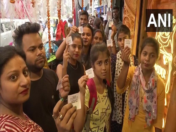 Customers with coupons outside Bhooter Raja Dilo Bor restaurant (Photo/ANI)