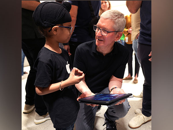 Tim Cook with Five-year-old Ranvir Sachdeva. (Source - Tweeted by Tim Cook)
