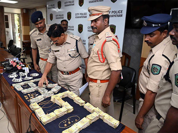 Cash and gold articles recovered (Photo/ANI)