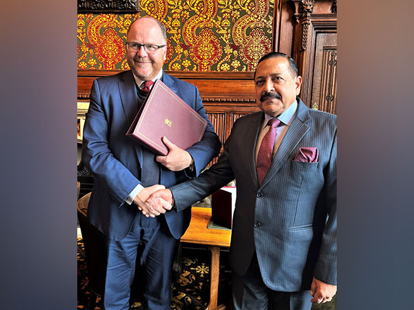 UK Science Minister George Freeman, Union Minister of State (Independent Charge) for Science and Technology Jitendra Singh (Image Credit: Twitter/@DrJitendraSingh)