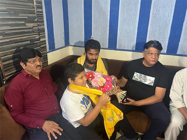 Jayant Kewlani holding bouquet (Photo/ANI)