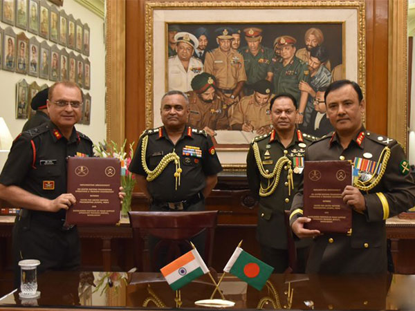 Chief of Army Staff (COAS) General Manoj Pande, COAS SM Shafiuddin Ahmed (Image Credit: Twitter/@adgpi)