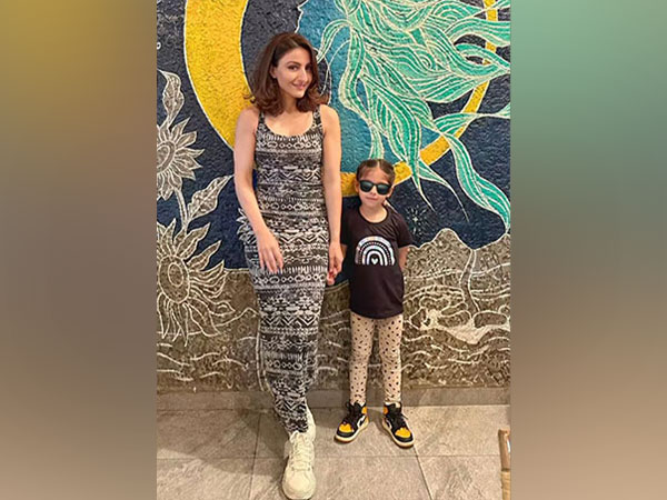 Soha Ali Khan with daughter (Image Source: Instagram)