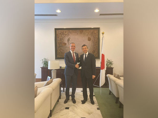 Hiroshi Suzuki Ambassador of Japan to India and US Ambassador Eric Garcetti. (Photo: twitter//@HiroSuzukiAmbJP)