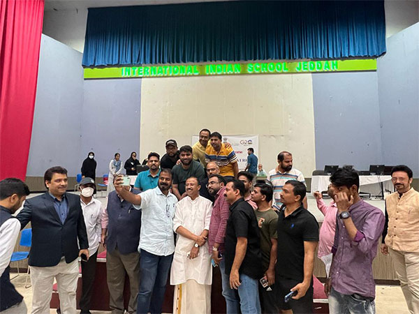 MoS MEA V Muraleedharan interacts with ecacuated Indians in Jeddah. (Photo/Twitter: @MOS_MEA)