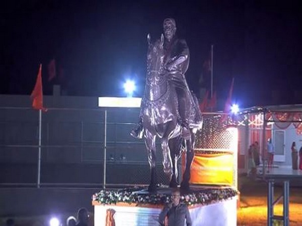 Statue of Chhatrapati Shivaji Maharaj in Mauritius (Photo: Twitter/@Dev_Fadnavis)