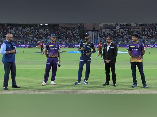 Hardik Pandya and Nitish Rana at toss (Photo: Twitter/IPL)