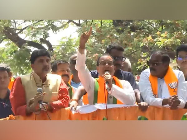 Madhya Pradesh CM Shivraj Singh Chouhan in the center (Photo/ANI)