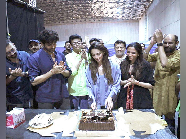 Kiara Advani, Kartik Aaryan with 'SatyaPrem Ki Katha' team (Image Source: Instagram)