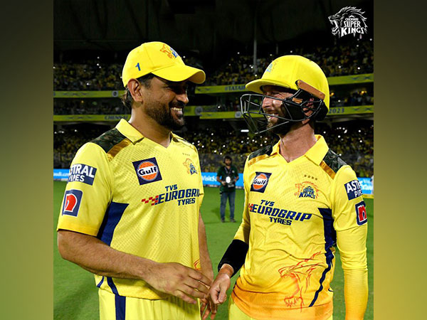 MS Dhoni and  Devon Conway (Photo: CSK/ Twitter)