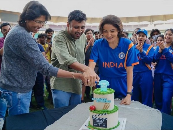 Jhulan Goswami, Anushka Sharma (Image source: Twitter)