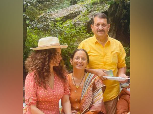 Kangana Ranaut with her parents (Image source: Twitter)