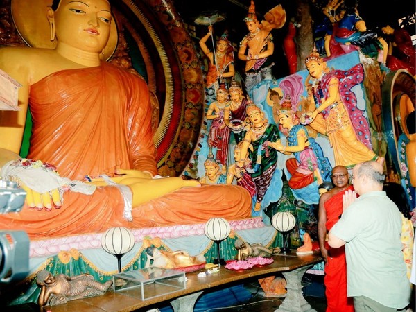 IAF Chief Air Chief Marshal VR Chaudhari seeking the blessings of Lord Buddha at Gangaramaya Temple in Colombo. (Photo Credit - Twitter)
