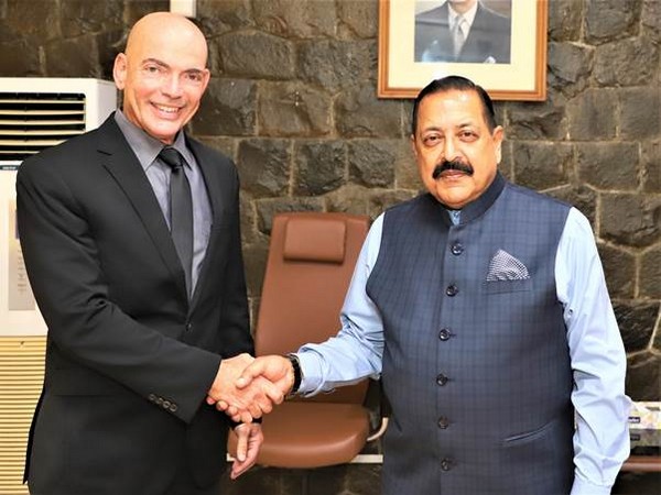 Union Minister Dr Jitendra Singh meets Dr Daniel Gold, Head of DDR&D, Israeli Ministry of Defence in New Delhi on Tuesday. (Photo/PIB)