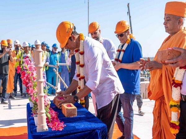Akshay Kumar at BAPS Hindu mandir (Image source: Twitter)